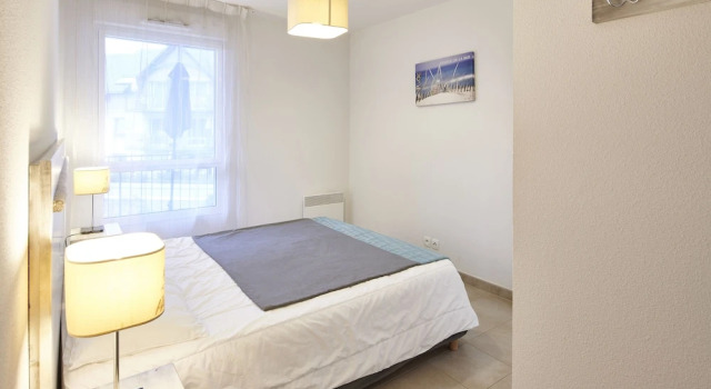 Кровать в общем номере с 3 комнатами Résidence Vacances Bleues Les Jardins dArvor