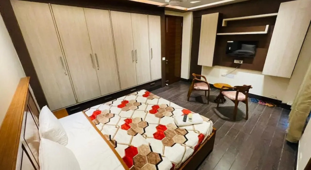 Fortune Home Service Apartment 4Bhk D163, Забронировать Апартаменты/квартира Отели Нью-Дели с парковкой, Парковка