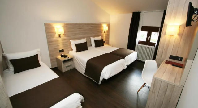 Трёхместный номер Standard Hotel Pyrénées
