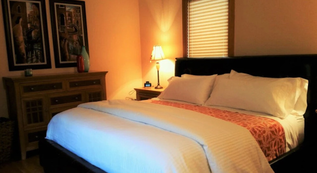 Geneva Garden Bungalow - Two Bedroom Home, Buchen Sie Hotel Geneva USA