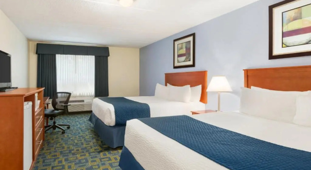 Четырёхместный номер Deluxe Days Inn Kenora