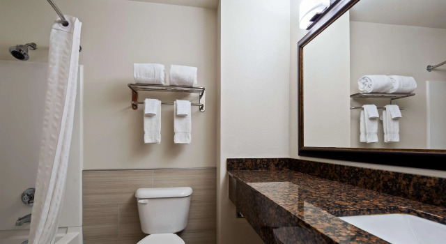 Четырёхместный номер Standard Best Western Denton Inn