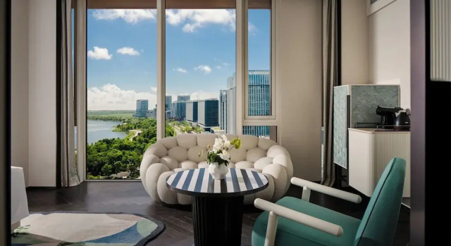 Двухместный номер Premium с балконом и с видом на озеро Hotel Indigo Shanghai Harbour City by IHG