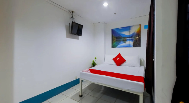 Двухместный номер Deluxe RedDoorz at Crowne One Condo