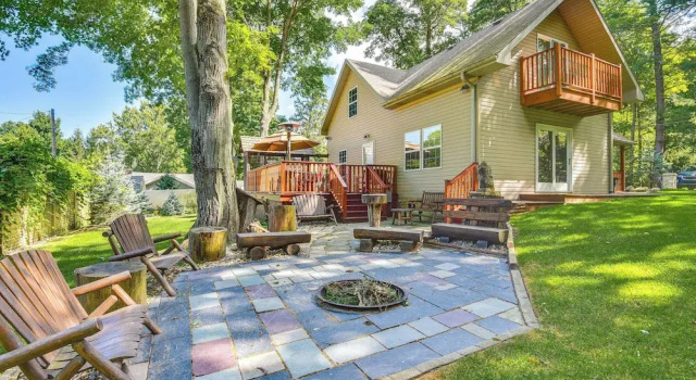 Коттедж с 5 комнатами с балконом Walk to the Beach: Pet Friendly w/ Fire Pit!