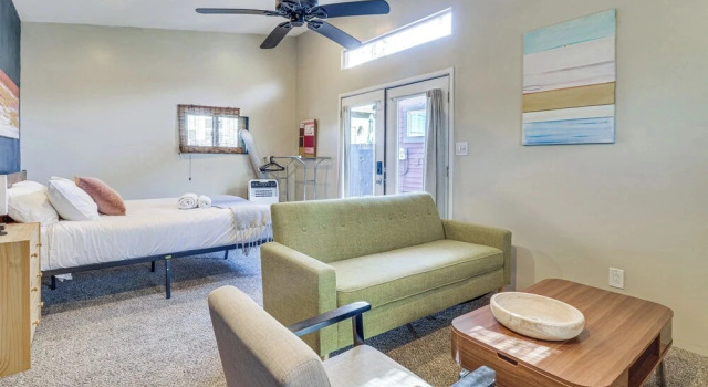 2-unit Rental in Abq! Walk or Bike to Downtown, Забронировать Дом для отпуска Альбукерке Нью-Мексико, рядом с Fresenius Medical Care at Lovelace Medical Center
