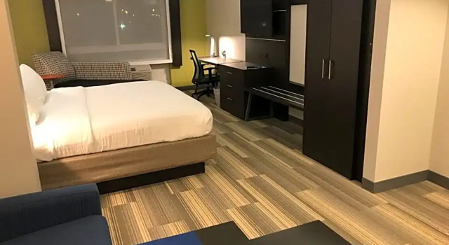 Люкс Holiday Inn Express Hotel & Suites Canton by IHG