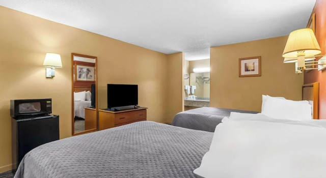 Четырёхместный номер Standard с балконом Americas Best Value Inn-Athens