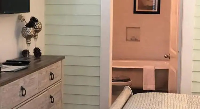 Номер Luxury SeaGlass Inn