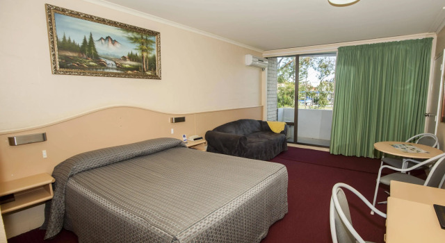 Palm Court Motor Inn, Забронировать Отель Отели Порт-Маккуори 3 звезды, рядом с Пристань для яхт в Порт-Маккуори, 3*