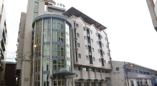 Hôtel Akena City, Boek Hotel Hotels in Douala met parkeren, Parkeren