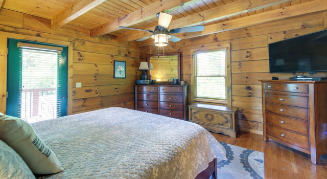 Коттедж Sevierville Cabin w/ Hot Tub & Mountain-view Deck