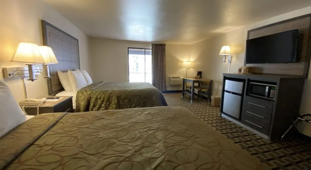 Четырёхместный номер Deluxe с балконом Motel In The Pines