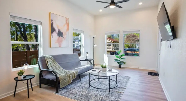 Stylish 3BR 2BA Urban Retreat Near Lively Downtown, Rezerwuj Dom wakacyjny Domki letniskowe w Bexar County, Domek