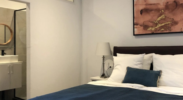 Avlu manzaralı 1 yatak odası Lüks üç kişilik oda Villa Famiri