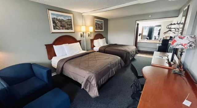 Четырёхместный номер Standard Ozark Inn & Suites