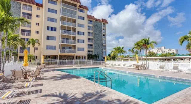 Sand Caper 509 by Distinctive Beach Rentals, Забронировать Апартаменты/квартира Отели Fort Myers Area с парковкой, Парковка
