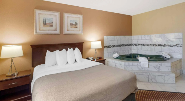 Quality Inn & Suites Bloomington University Area, Book Hotel Bloomington Illinois