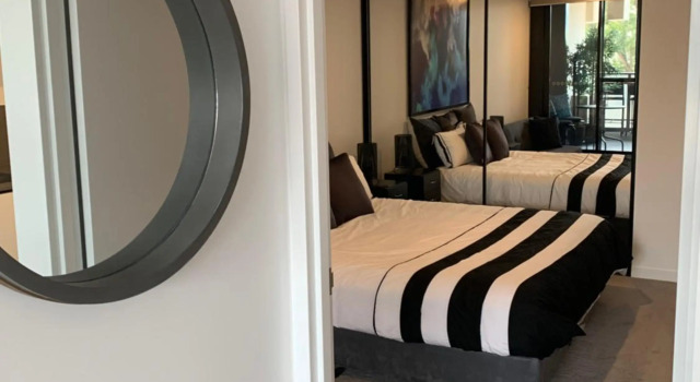 Midnight Luxe 1 BR Executive Apartment in the heart of Braddon Pool Sauna Secure Parking Wine WiFi Netflix