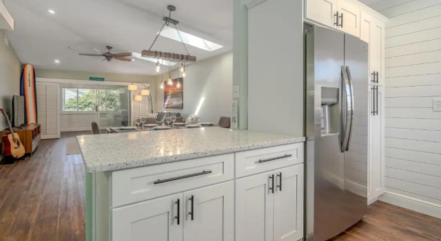 Коттедж Charming Surf Bungalow Just 30 Seconds to the Beach!