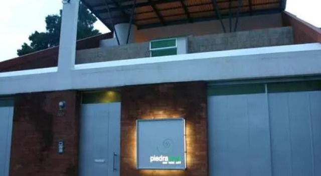 Кровать в общем номере Hotel Piedraluna