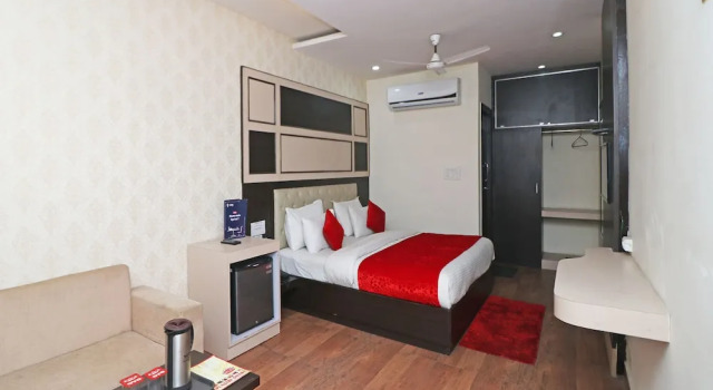 OYO 8620 Sparsh Hotels and Resorts, Забронировать Отель Отели Барели с бассейном, Бассейн