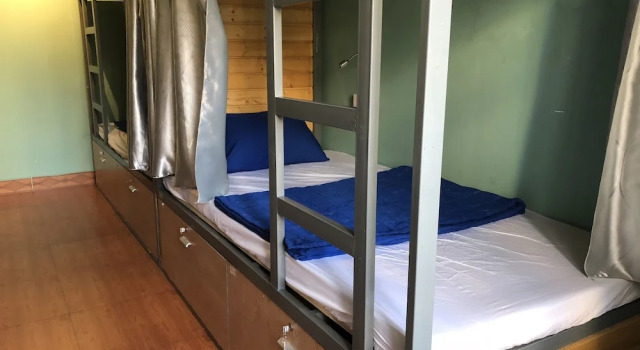 Кровать в общем номере (женский номер) Coffee Shop & Hostel Co Hai