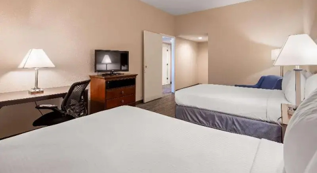 Четырёхместный люкс Best Western Tampa