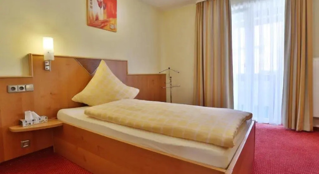 Одноместный номер Deluxe с балконом Hotel KRONE Garni