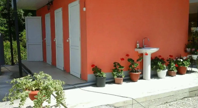 V Gostyakh U Aidy Gusthouse, Забронировать Отель Отели Амзара с парковкой, рядом с Пляж дома отдыха Псоу, Парковка