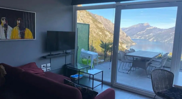 New house with panoramic views over Lake Garda