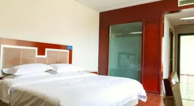 Двухместный семейный люкс с балконом Transportation Sanatorium Hotel