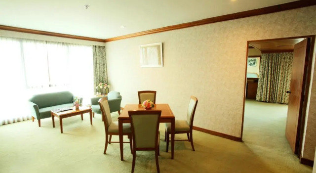Полулюкс Thumrin Thana Hotel