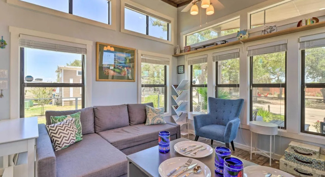 Upscale Tiny Home - Boho-chic Austin Getaway!, Забронировать Дом для отпуска Остин Greater Austin