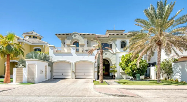 Maison Privee - Glamourous Beachfront Villa on The Palm w/ Pool, Забронировать Вилла Виллы Дубая, Вилла