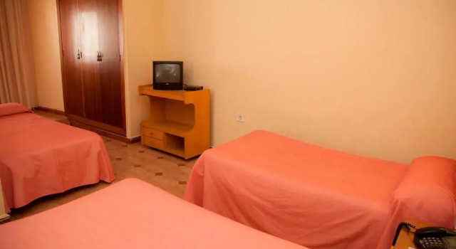 Трёхместный номер Standard Hostal París