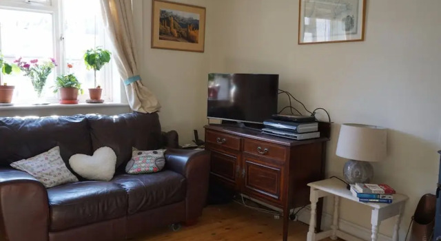 Comfortable Family Home in Oxford With Parking