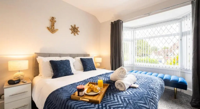 Mulberry House - Luxurious and Modern 4-Bed in Solihull near NEC,JLR, Airport, Resorts World, HS2