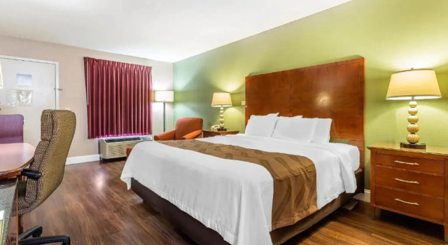 Номер Standard Quality Inn & Suites near Robins Air Force Base