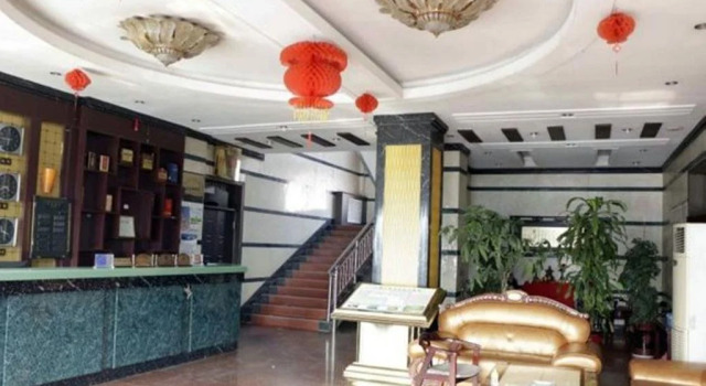 Quwo Sanjin Hotel, Book Hotel Hoteller i Yicheng med parkering, Parkering