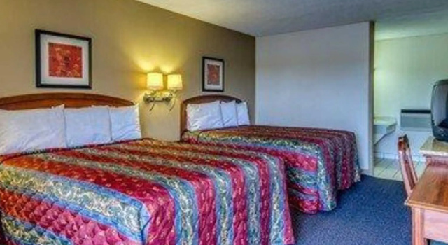 Четырёхместный номер Standard Rodeway Inn Lumberton