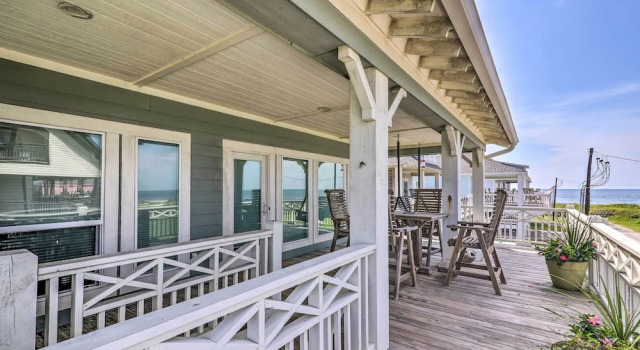 Коттедж Walk to Ocean: Bright Crystal Beach House w/ Deck!