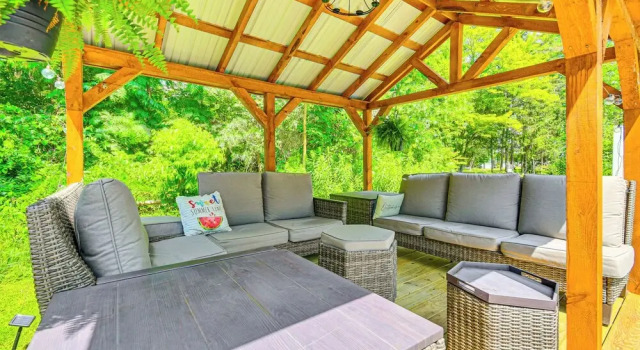 Коттедж Walk to Owasco Lake: Auburn Home w/ Hot Tub