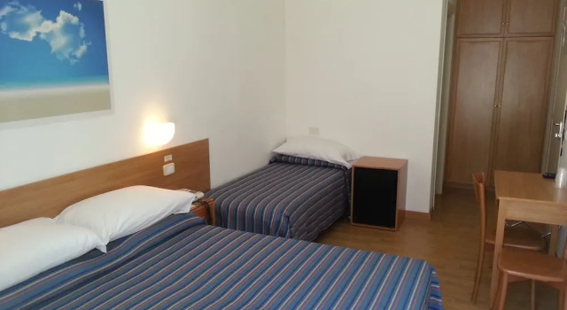 Трёхместный номер Standard с балконом Hotel Mayor