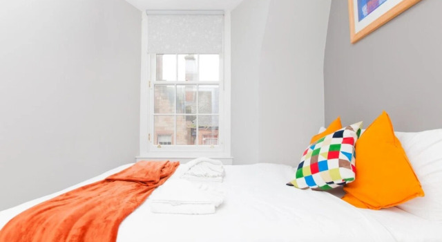 1 Bedroom Apartment in Edinburgh'S Old Town Sleeps 4, Забронировать Апартаменты/квартира Старый город Эдинбург, рядом с Железнодорожный вокзал Эдинбург-Уэверли