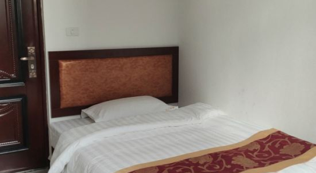 Qujing Haizhiqing Hotel, Rezerwuj Hotel Hotele w Qujing z parkingiem, Parking