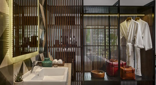 Номер Superior с балконом и с красивым видом из окна Baitong Hotel & Resort Phnom Penh