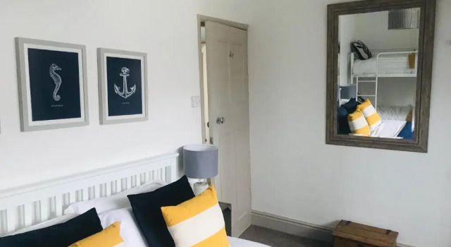 Апартаменты DARTMOUTH TOWN CENTER and PRIVATE PARKING - TWO SUPER STYLISH DUPLEX APARTMENTS - With Connecting Door For Larger Groups!!!