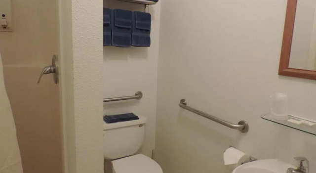 Трёхместный номер Hunters Lodge Motel