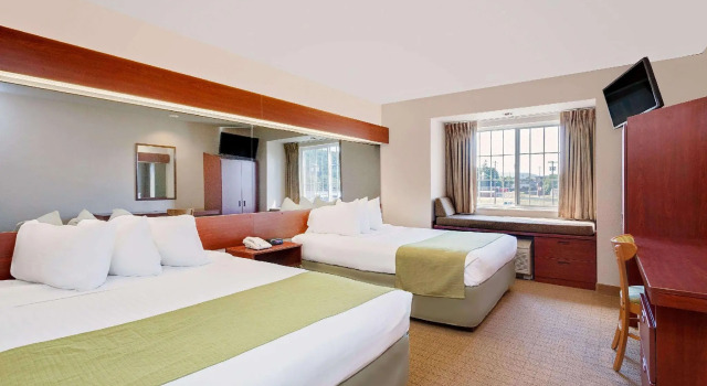 Четырёхместный номер Standard Microtel Inn & Suites by Wyndham Wellsville